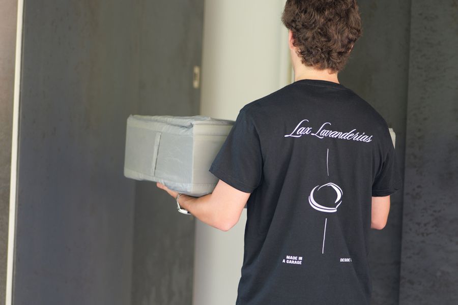 Un repartidor de LAX entrega la ropa limpia
